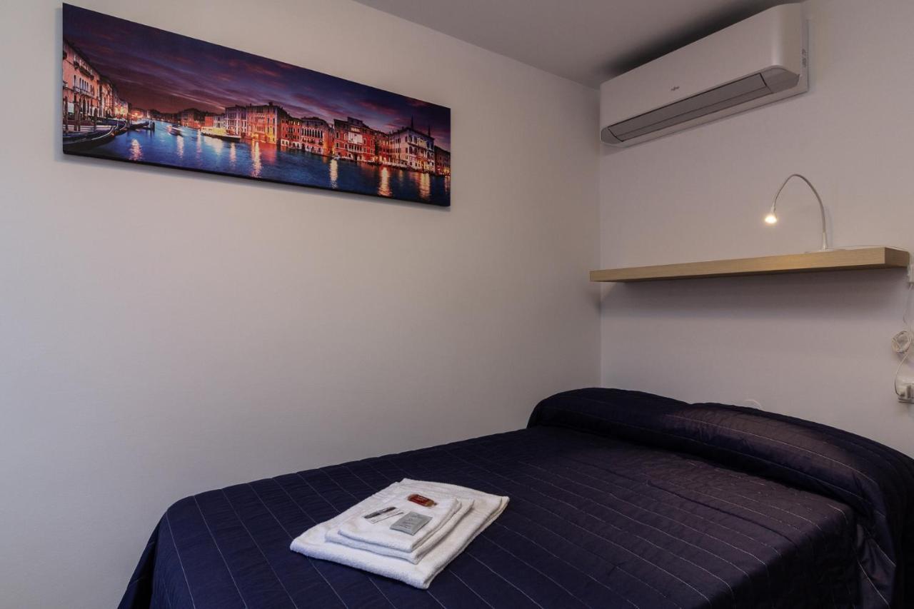 เวเนเซียเซนโตรเพอร์เซนโต รูมส์แอนด์อพาร์ตเมนต์ Apartment เวนิส ภายนอก รูปภาพ