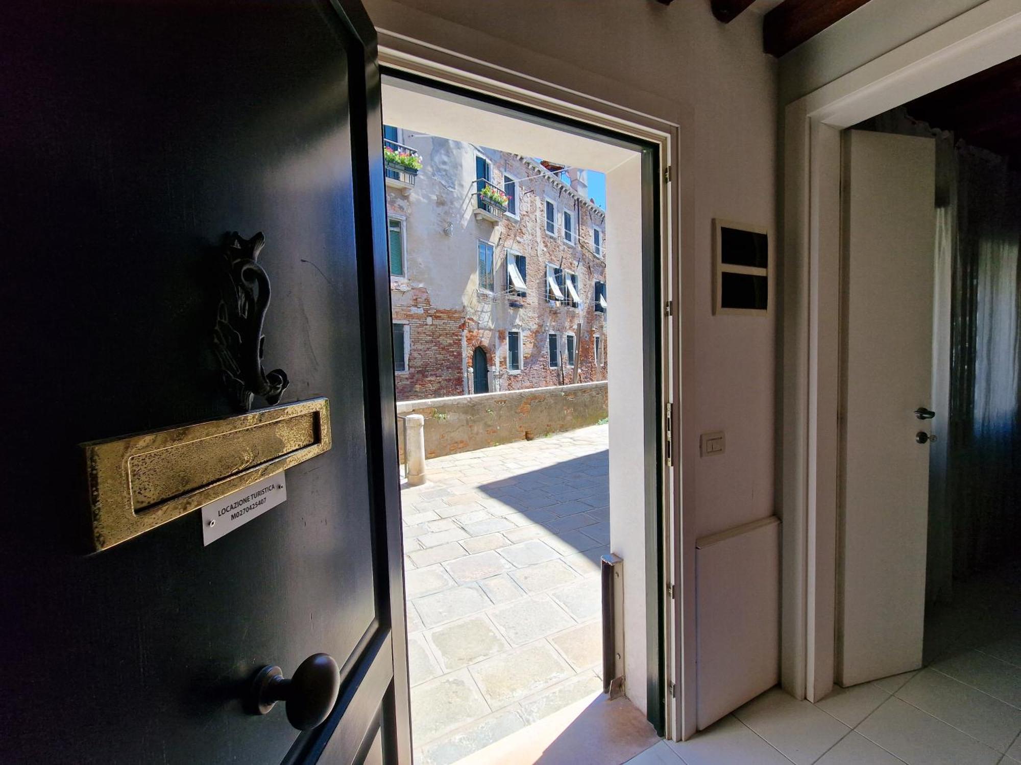 เวเนเซียเซนโตรเพอร์เซนโต รูมส์แอนด์อพาร์ตเมนต์ Apartment เวนิส ภายนอก รูปภาพ